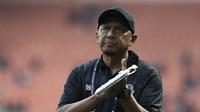 Rahmad Darmawan saat mendampingi Tira Persikabo melawan Kalteng Putra di Stadion Pakansari, Kabupaten Bogor, Jumat (26/7/2019).  (Bola.com/Yoppy Renato)
