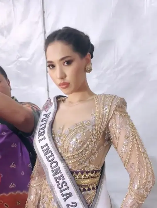 Laksmi DeNeefe Suardana, Puteri Indonesia 2020 tampil glamor dibalut kebaya modern dan kain tapis khas Lampung dari ANAZ. [Instagram/anazofficial]