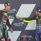 Fabio Quartararo dan Valentino Rossi saat naik podium MotoGP Andalusia. (AP Photo/David Clares)