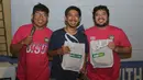 Para pemenang foto bersama saat acara Roaring Night Chelsea vs Manchester City di Balik Arah Coffee & Food Space, Bekasi, Jawa Barat, Sabtu (17/2/2024). (Bola.com/Pradipta Rama Baskara)