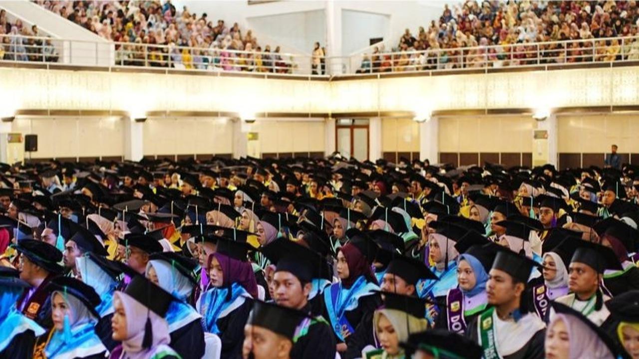 Unand Berikan Ijazah Dua Bahasa di Wisuda 2025, Rektor Beri Pesan Inspiratif