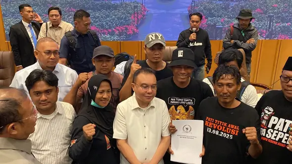 Koordinator Aliansi Masyarakat Pati Bersatu (AMPB) Supriyono alias Botok bertemu pimpinan DPR membahas soal RUU Perampasan Aset di komplek Parlemen, Jakarta. (Foto: Liputan6.com/Delvira Hutabarat).