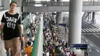 Penumpang yang terdampar antre menunggu bus khusus di Bandara Internasional Kansai menyusul topan Jebi yang menghantam Jepang, Rabu (5/9). Topan jebi telah merusak jembatan yang menghubungkan Bandara Kansai dengan daratan utama Osaka. (Kyodo News via AP)