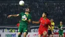 Gelandang Persebaya, Mahmoud Eid, mengontrol bola saat melawan Sabah FA pada laga persahabatan di Stadion Gelora Bung Tomo, Surabaya, Sabtu (8/2). Persebaya menang 3-1 atas Sabah FA. (Bola.com/Aditya Wany)