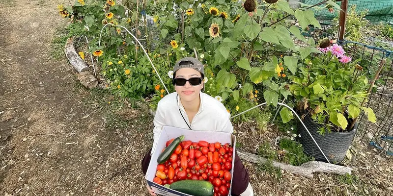 Potret Isyana Sarasvati Liburan ke New Zealand, Seru Panen Tomat di Kebun