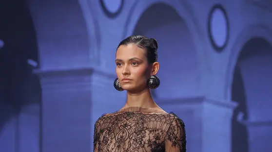 Tren Beauty Paris Haute Couture Week 2026, dari Hepburn Bangs hingga Lace Lips yang Artistik