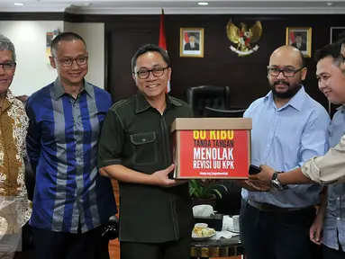 Ketua MPR Zulkifli Hasan (ketiga kiri) menerima petisi 60 Ribu Tanda Tangan menoolak Revisi UU KPK dari Organisasi yang terhimpun dalam Koalisi Masyarakat Anti Korupsi di Jakarta, Rabu (24 /2).  (Liputan6.com/Johan Tallo)