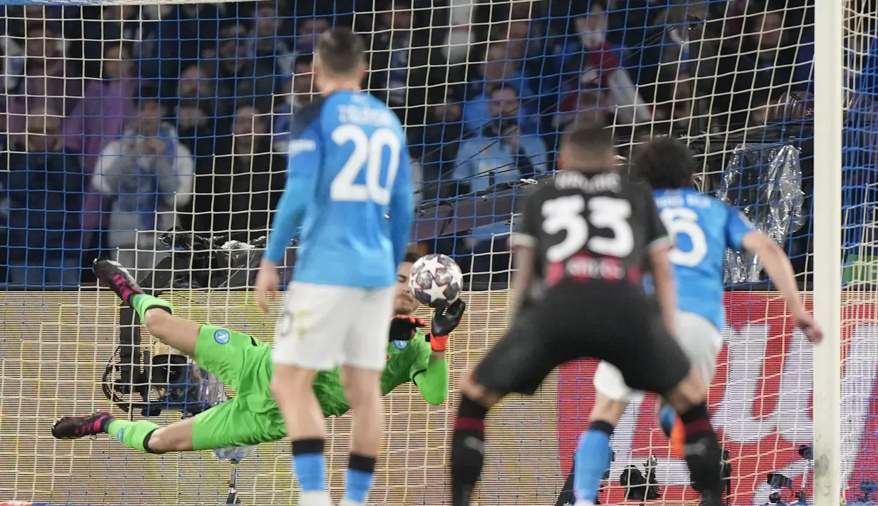 Milan mendapatkan penalti pada menit ke-20 setelah Rafael Leao dilanggar Mario Rui. Olivier Giroud maju sebagai eksekutor namun gagal setelah tembakannya dibendung oleh Alex Meret.  (AP Photo/Andrew Medichini)