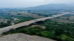 Pasukan militer Venezuela memblokir perbatasan dengan Kolombia di Jembatan Tienditas, Cucuta, Kolombia, Rabu (6/2). Hal itu untuk mencegah masuknya bantuan kemanusiaan yang dikirim oleh pihak-pihak pendukung oposisi. (EDINSON ESTUPINAN / AFP)