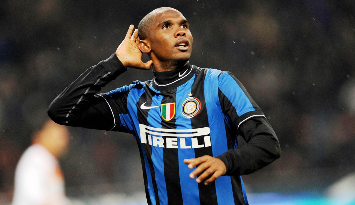 Samuel Eto'o - Legenda Timnas Kamerun ini pernah disingkirkan Guardiola dari Barcelona setelah bermain lima musim di sana. Memutuskan hijrah ke kota Milan, ia langsung meraih treble winners bersama Inter Milan asuhan Mourinho. (AFP/Giuseppe Cacace)