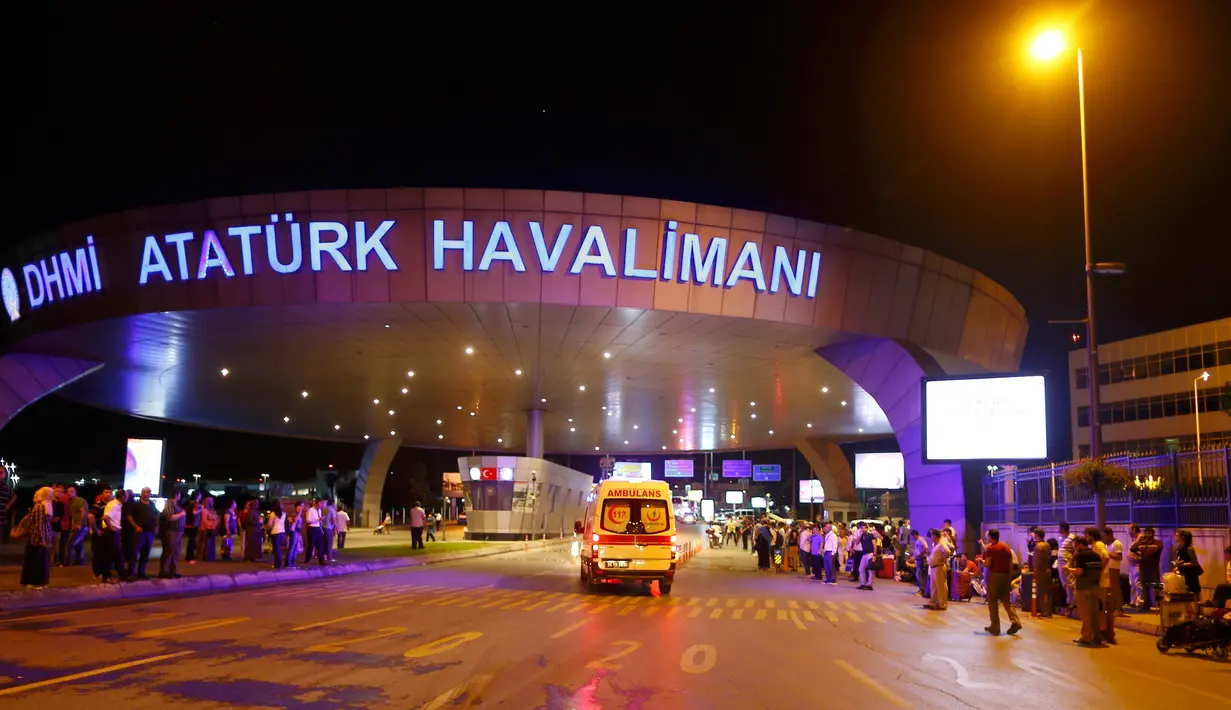 Mobil ambulans didatangkan ke lokasi ledakan bom bunuh diri di Bandara Atarturk, Istanbul, Turki, Selasa (28/6). Bom bunuh diri tersebut setidaknya menewaskan 36 orang dan hampir 150 lainnya terluka. (REUTERS/Osman Orsal)