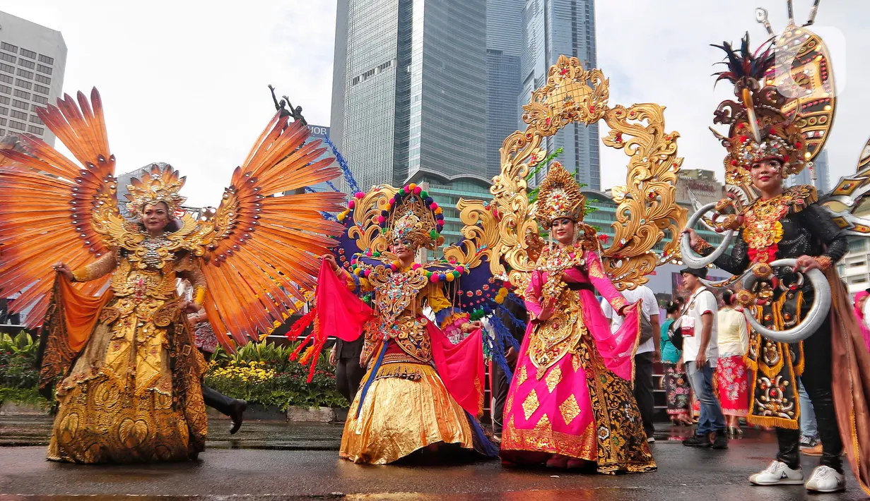 Peserta parade mengenakan kostum saat berjalan dalam Parade Asean di Jalan MH. Thamrin, Jakarta, Minggu (29/1/2023). Acara tersebut merupakan 'kick off' keketuaan Indonesia dalam ASEAN 2023 yang puncaknya akan berlangsung dua kali, yakni Konferensi Tingkat Tinggi (KTT) ASEAN pada Mei 2023 di Labuan Bajo, Provinsi Nusa Tenggara Timur (NTT) dan KTT ASEAN Plus di Jakarta pada September 2023. (Liputan6.com/Angga Yuniar)