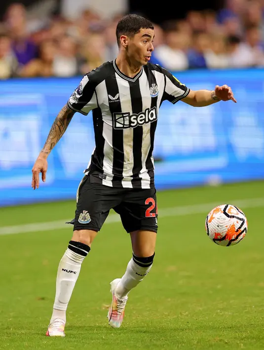 Menjelang turun minum, tepatnya pada menit ke-45+4, Newcastle mampu menyamakan kedudukan melalui Miguel Almiron. Skor 1-1 bertahan hingga babak pertama usai. (Kevin C. Cox/Getty Images for Premier League/AFP)