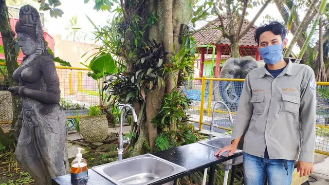 Salah satu petugas Taman Satwa Cikembulan menunjukan beberapa standar protokol pencegahan Covid-19 bagi pengunjung.