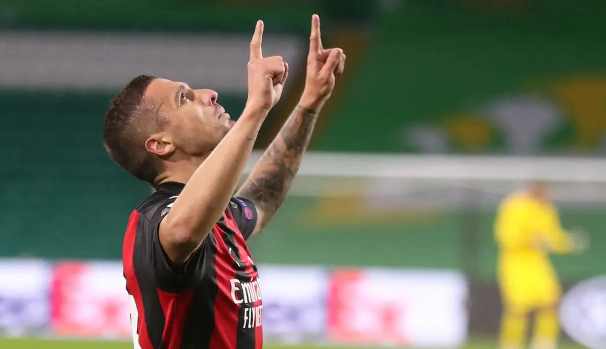 Rade Krunic. Gelandang Bosnia berusia 28 tahun yang sejak musim 2019/2020 memperkuat AC Milan ini baru saja menjuarai Liga Italia bersama AC Milan di musim 2021/2022. Sebelum berseragam AC Milan, ia memperkuat Empoli selama 4 musim mulai 2015/2016 hingga 2018/2019. Saat Empoli berlaga di Serie B pada musim 2017/2018, ia berhasil menjuarai Serie B bersama Empoli sekaligus promosi kembali ke Serie di musim 2018/2019. (AFP/Russell Cheyne)