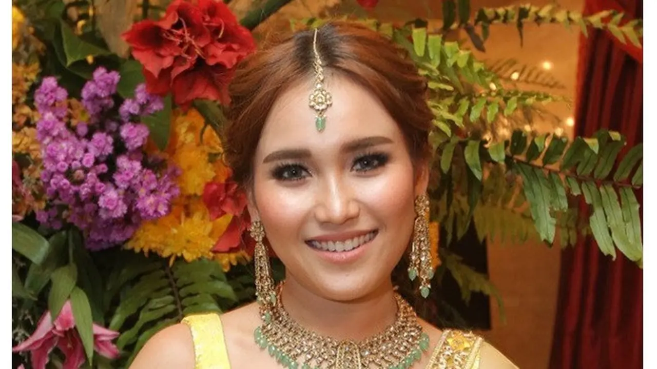 Hadiri 'Henna Night' Tania Nadira, Ini 6 Gaya Ayu Ting Ting Saat Pakai Busana Khas Bollywood