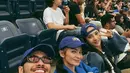 Saat menyaksikan pertandingan tenis tersebut, Anya Geraldine mengenakan snapback yang dibalik bersama Enzy Storia dan Refal Hady. (instagram/anyageraldine)