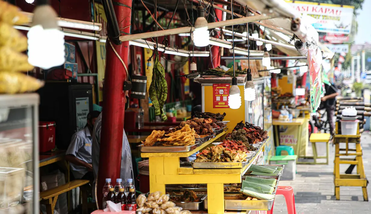 Suasana warung nasi kapau di kawasan Senen, Jakarta Pusat, Senin (19/10/2020). Pelonggaran pembatasan sosial berskala besar (PSBB) kembali ke fase transisi disambut baik oleh para pelaku usaha kuliner karena pengunjung dapat kembali bersantap di tempat. (Liputan6.com/Faizal Fanani)