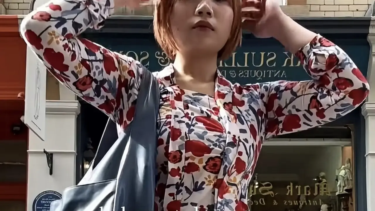 Camillia Azzahra Kenakan Kebaya di Inggris. [@camilliazr]
