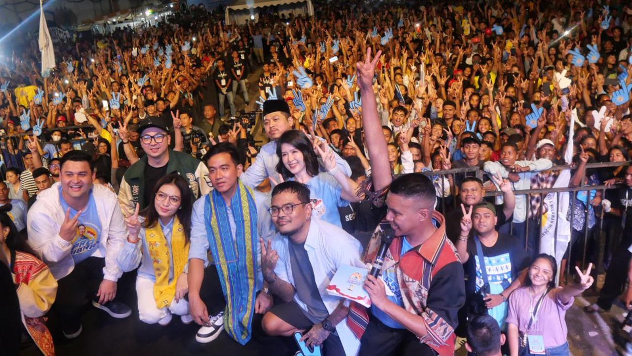 Gibran yang dipersilakan berbicara, dengan lantang mengucapkan selamat Natal bagi seluruh umat Nasrani yang merayakannya beberapa hari lalu.