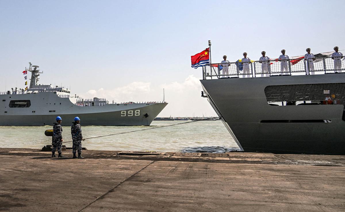 Dua Kapal Perang China Berlabuh di Surabaya