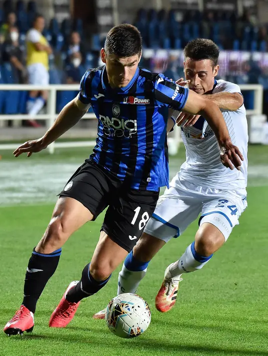 Gelandang Atalanta, Ruslan Malinovskyi berusaha membawa bola dari kejaran pemain Brescia, Gianluca Checchi  pada pertandingan lanjutan Liga Serie A Italia di Stadion Gewiss di Bergamo, Italia (14/7/2020). Atalanta menang telak 6-2 atas Brescia. (Gianluca Checchi/LaPresse via AP)