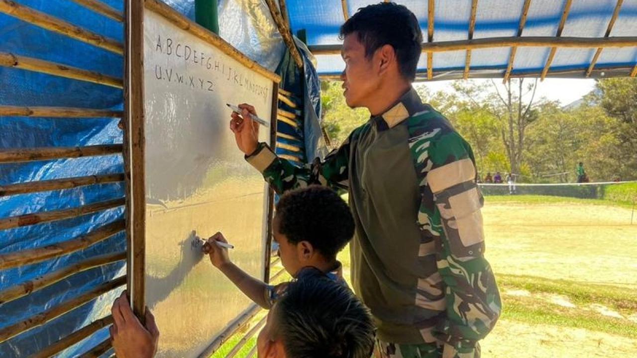 Prajurit Satgas Yonif 511/DY Ajar Anak SD di Lanny Jaya, Tingkatkan SDM Papua Pegunungan