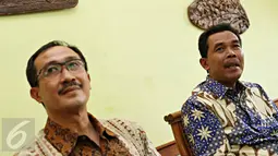 Kuasa Hukum PT Humpuss Patragas, perusahaan milik Tommy Soeharto (kanan) memberikan keterangan terkait dugaan penipuan yang dilakukan Chairul Iskandar dan Rudy Sutopo, mantan suami Andi Soraya di Jakarta, Jumat (27/11). (Liputan6.com/ Immanuel Antonius)
