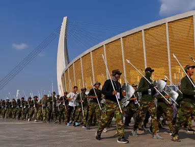 Personel militer berjalan di luar Stadion Nasional Morodok Techo menjelang Pesta Olahraga Asia Tenggara (SEA Games) ke-32 di Phnom Penh pada tanggal 4 Mei 2023. (Tang Chhin Sothy/AFP)