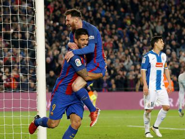 Pemain Barcelona, Luis Suarez dan Lionel Messi merayakan gol saat melawan Espanyol pada lanjutan La Liga Spanyol di Camp Nou, (18/12/2016). Barcelona menang 4-1. (REUTERS/Albert Gea)