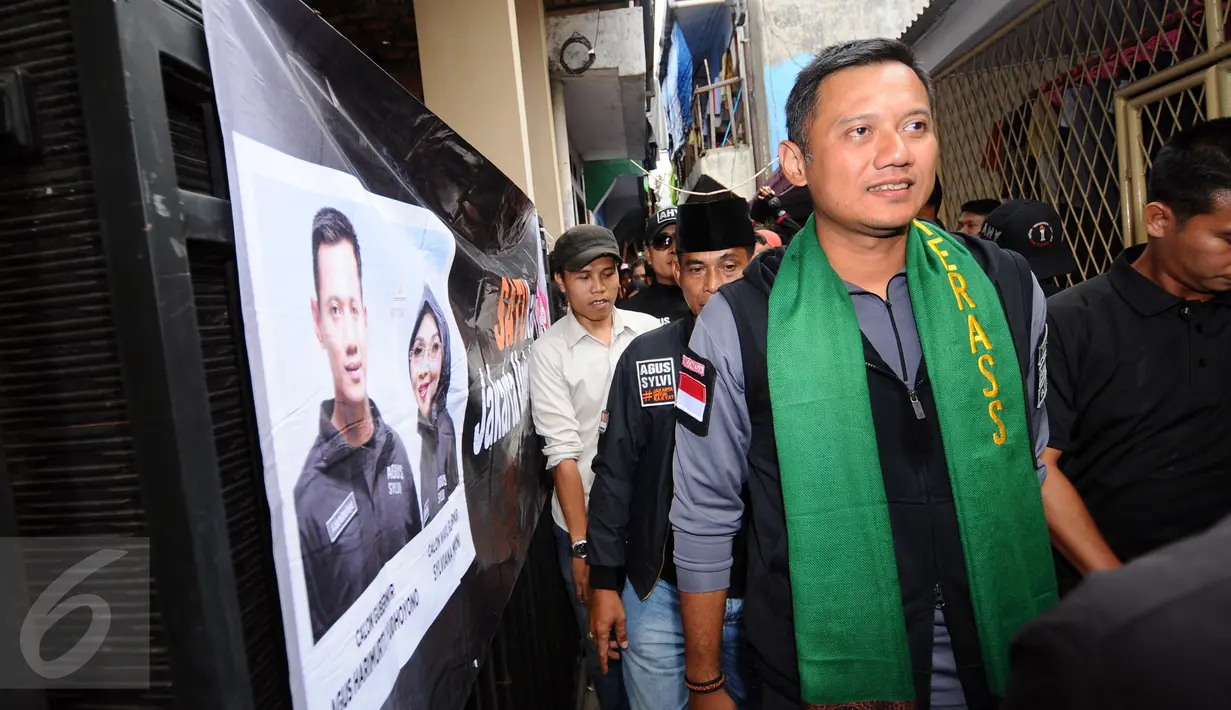 Cagub DKI Jakarta, Agus Harimurti Yudhoyono berjalan menyusuri gang saat sosialisasi di Sukabumi Selatan, Jakarta, Kamis (5/1). Agus juga menyapa warga di beberapa Rt dan Rw di Kelurahan Sukabumi Selatan. (Liputan6.com/Helmi Fithriansyah)
