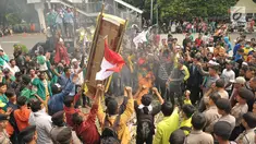 Mahasiswa membakar poster saat aksi di depan gedung KPK, Jakarta, Selasa (23/5). Mereka mendesak KPK mengusut tuntas kasus Mega Korupsi BLBI. (Liputan6.com/Helmi Afandi)
