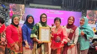 Ikatan Bidan Indonesia (IBI) mendapat penghargaan kategori kesehatan dari Kongres Wanita Indonesia (Kowani) di peringatan Hari Kebaya Nasional 2024