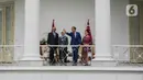 Presiden Joko Widodo (kedua kanan) didampingi Ibu Negara, Iriana Widodo berbincang dengan Presiden Singapura, Halimah Yacob (kedua kiri) didampingi suaminya, Mohamed Abdullah Alhabshee, saat kunjungan kenegaraan di beranda Istana Bogor, Jawa Barat, Selasa (4/3/2020). (Liputan6.com/Faizal Fanani)
