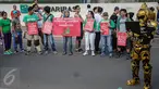 Seorang mengenakan cosplay menggelar aksi Tolak Reklamasi Pesisir saat Car Free Day (CFD) di kawasan Bundaran HI, Jakarta, Minggu (16/10). Mereka menyerukan stop reklamasi pesisir karena merusak lingkungan. (Liputan6.com/Faizal Fanani)