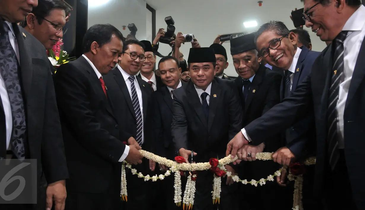 Ketua DPR Ade Komarudin (tengah) saat peresmian ruang sidang Mahkamah Kehormatan Dewan, Jakarta, Kamis (28/7).Dan juga menjaga marwah DPR RI karena tempat sidang yang lama kurang memadai. (Liputan6.com/Johan Tallo)