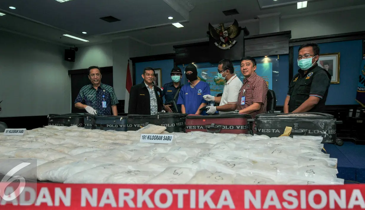 Tersangka TL dihadirkan dalam rilis di kantor BNN Cawang, Jakarta, Jumat (4/12). Atas perbuatannya TL berhadapan dengan hukuman berat dengan acaman maksimal hukuman mati. (Liputan6.com/Yoppy Renato)