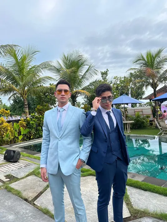 Kini kakak beradik ini tumbuh jadi pria ganteng yang banyak diidolakan oleh kaum hawa. Verrel Bramasta dan Athalla Naufal sama-sama juga punya paras menawan. Keduanya juga tampak memiliki gaya yang sama.(Liputan6.com/IG/@bramastavrl)
