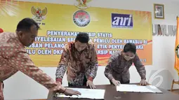 Ketua Bawaslu, Muhammad (kiri) bersama Kepala ANRI Mustari Irawan (kanan), menandatangani berita acara penyerahan arsip statis penyelesaian sengketa pemilu di Kantor Bawaslu, Jakarta, Jum'at (8/5/2015). (Liputan6.com/Andrian M Tunay)