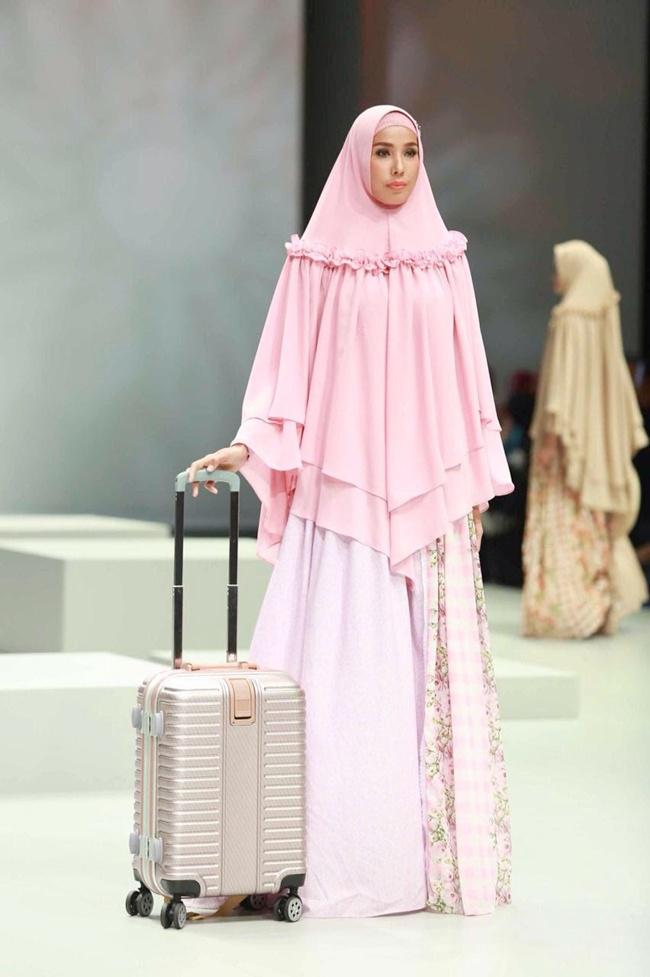 Busana travelling yang syar'i namun fashionable banget | Photo: Copyright Vemale.com/Anisha SP