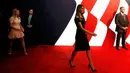 Melanie Trump, istri Donald Trump, berjalan menuju tempat duduknya ketika menghadiri debat pertama Capres AS di New York, Senin (26/9). Melania tampil dalam balutan gaun hitam off-shoulder seharga US$ 2.645 atau sekitar Rp 34 juta. (REUTERS/Brian Snyder)