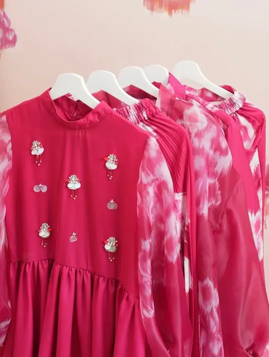 <p>Dalam proses penggarapan koleksi Klamby X Tantri Namirah ini, hadir warna bold &amp; playful. Walau terlihat keluar dari identitas Klamby, namun tantangan ini sukses dan terkemas apik. Jika dilihat, dalam seluruh rangkaian koleksi ini tercermin sosok ceria, yang sesuai dengan kepribadian Tantri Namirah. Tak nya itu, koleksi Klamby X Tantri Namirah ini juga masih masuk dalam London Series yang ditampilkan juga dalam London Fashion Week 2022 lalu. / Foto dok Klamby.</p>