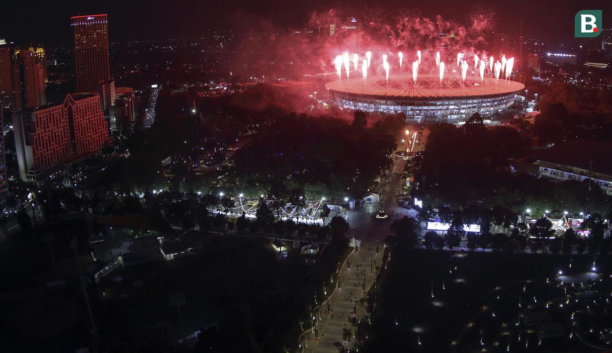 Suasana pesta kembang api saat pembukaan Asian Games di SUGBK, Jakarta, Sabtu, (18/8/2018). Pesta kembang api membuat langit Jakarta semakin gemerlap. (Bola.com/Peksi Cahyo)