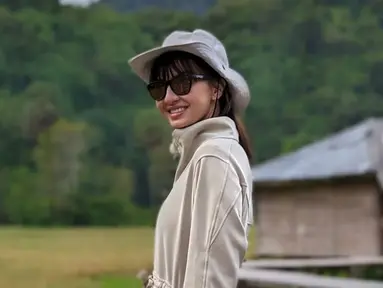 Tampil dengan busana kasual khas anak petualang, sosok Raline Shah ini menuai banyak pujian. Meski dengan gaya yang simpel dan sederhana ini penampilannya banyak menuai banyak pujian dari para penggemarnya di Instagram. (Liputan6.com/IG/@ralineshah)