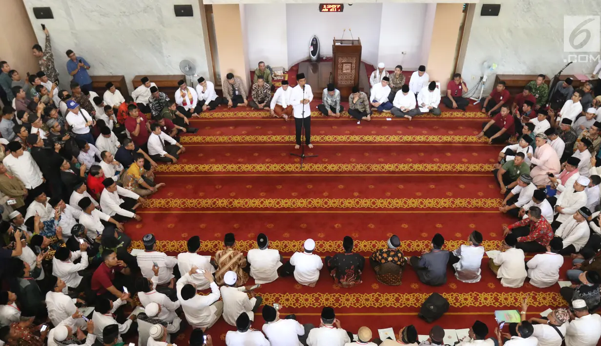 Presiden Joko Widodo memberi sambutan saat pembagian sertifikat tanah wakaf di Masjid Raya Bani Umar, Tangerang Selatan, Jumat (22/2). Jokowi membagikan 351 sertifikat tanah wakaf untuk musala, tempat pendidikan dan pesantren. (Liputan6.com/Angga Yuniar)