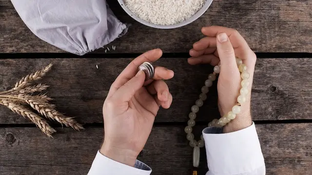 Ilustrasi membayar zakat