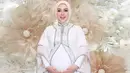 Saat syukuran, Syahrini tampil anggun dalam balutan gamis berwarna putih bersih dengan detail motif berwarna perak yang memberi impresi mewah.  [@princessyahrini]