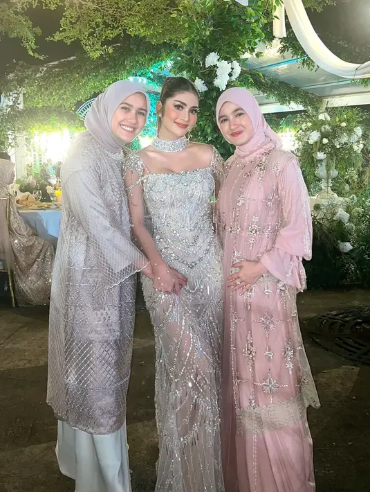 Selain Raisa, terlihat juga Cut Syifa yang mengenakan lace dress berwarna pink muda. Penampilannya itu dilengkapi dengan hijab warna senada. [@cutsyifaa].