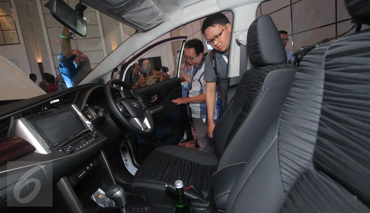 Desain interior dan ruang kemudi mobil All-New Kijang Innova yang baru diluncurkan di Jakarta, Senin (23/11). Dengan tema The Legend Reborn, All New Kijang Innova hadir dengan platform yang semuanya baru dibanding sebelumnya.  (Liputan6.com/Angga Yuniar)