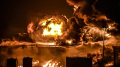 Asap dan api mengepul dari fasilitas minyak Aramco menyusul laporan serangan pemberontak Yaman di Kota Jeddah, Arab Saudi, 25 Maret 2022. Pemberontak Yaman mengatakan mereka menyerang fasilitas minyak Arab Saudi tersebut sebagai bagian dari gelombang serangan pesawat tak berawak dan rudal. (AFP)